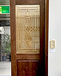 ステンドグラスドアの展示